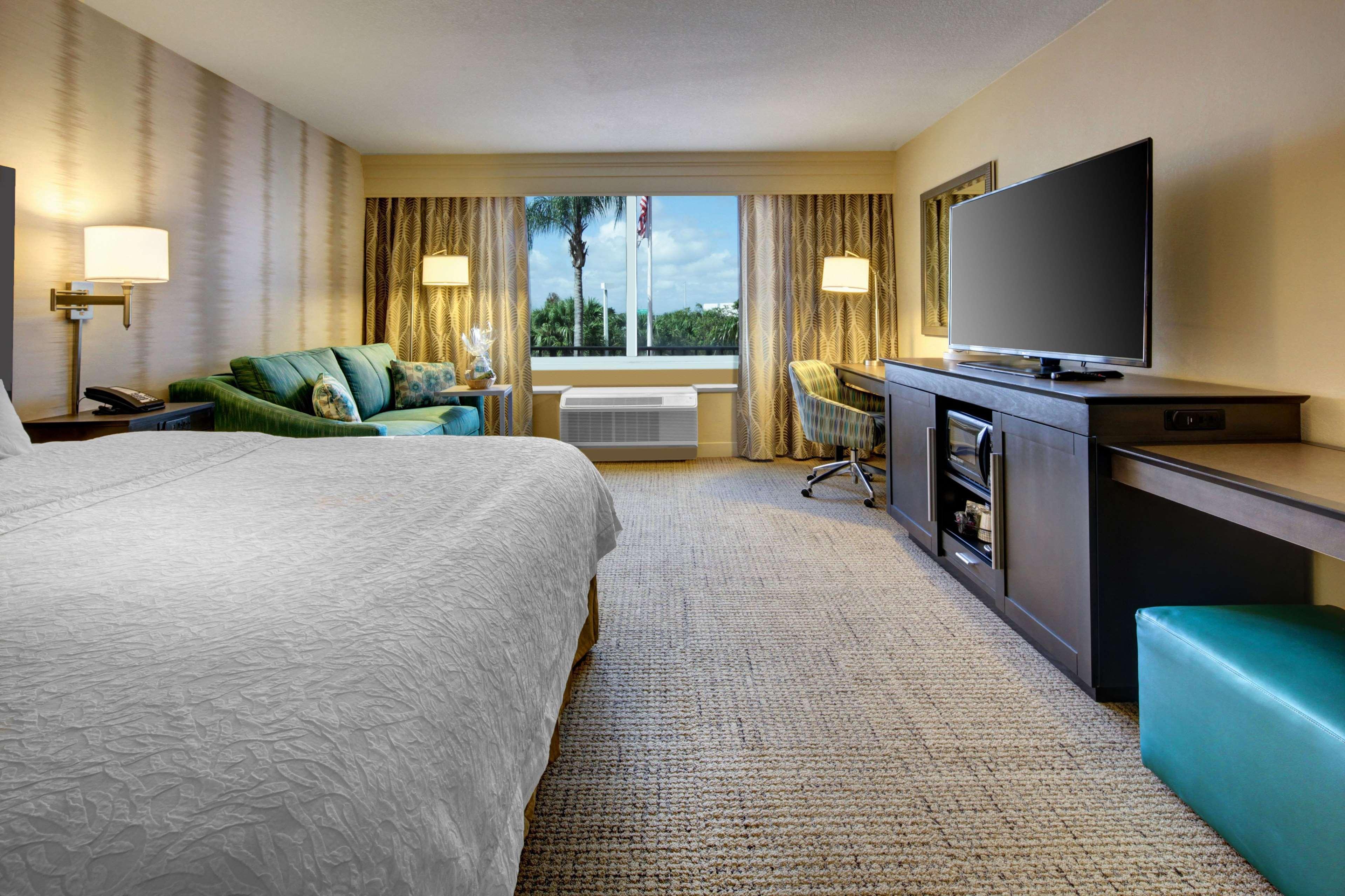 Hampton Inn Pembroke Pines Exterior photo