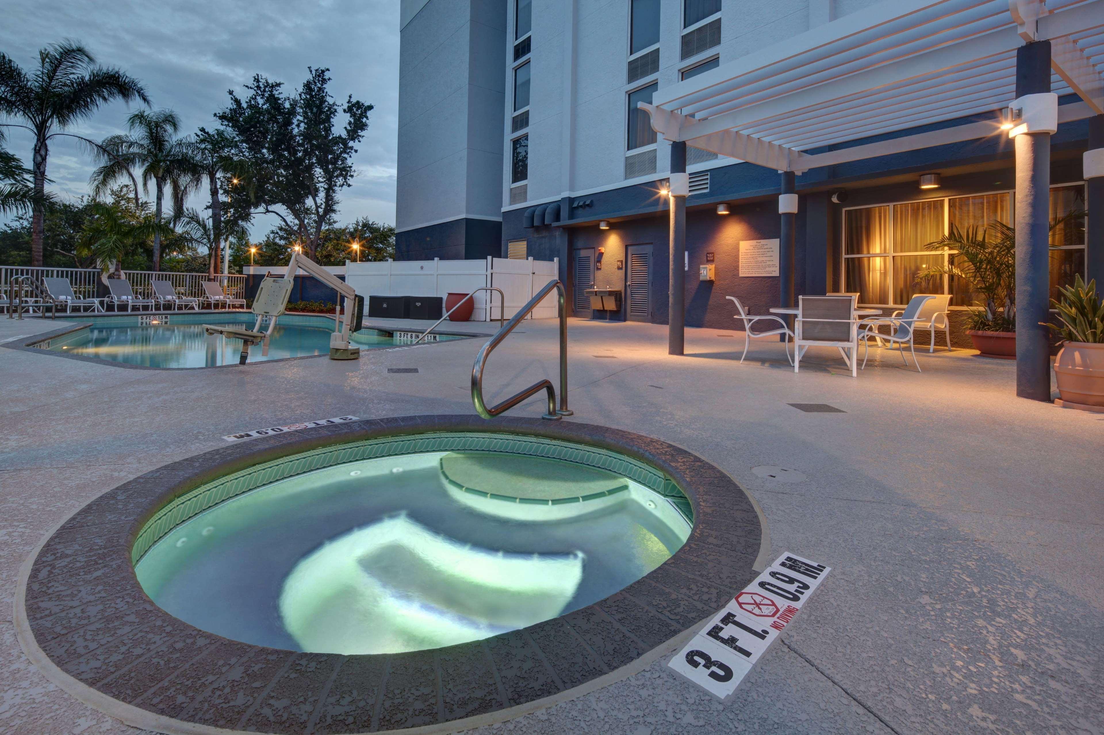 Hampton Inn Pembroke Pines Exterior photo