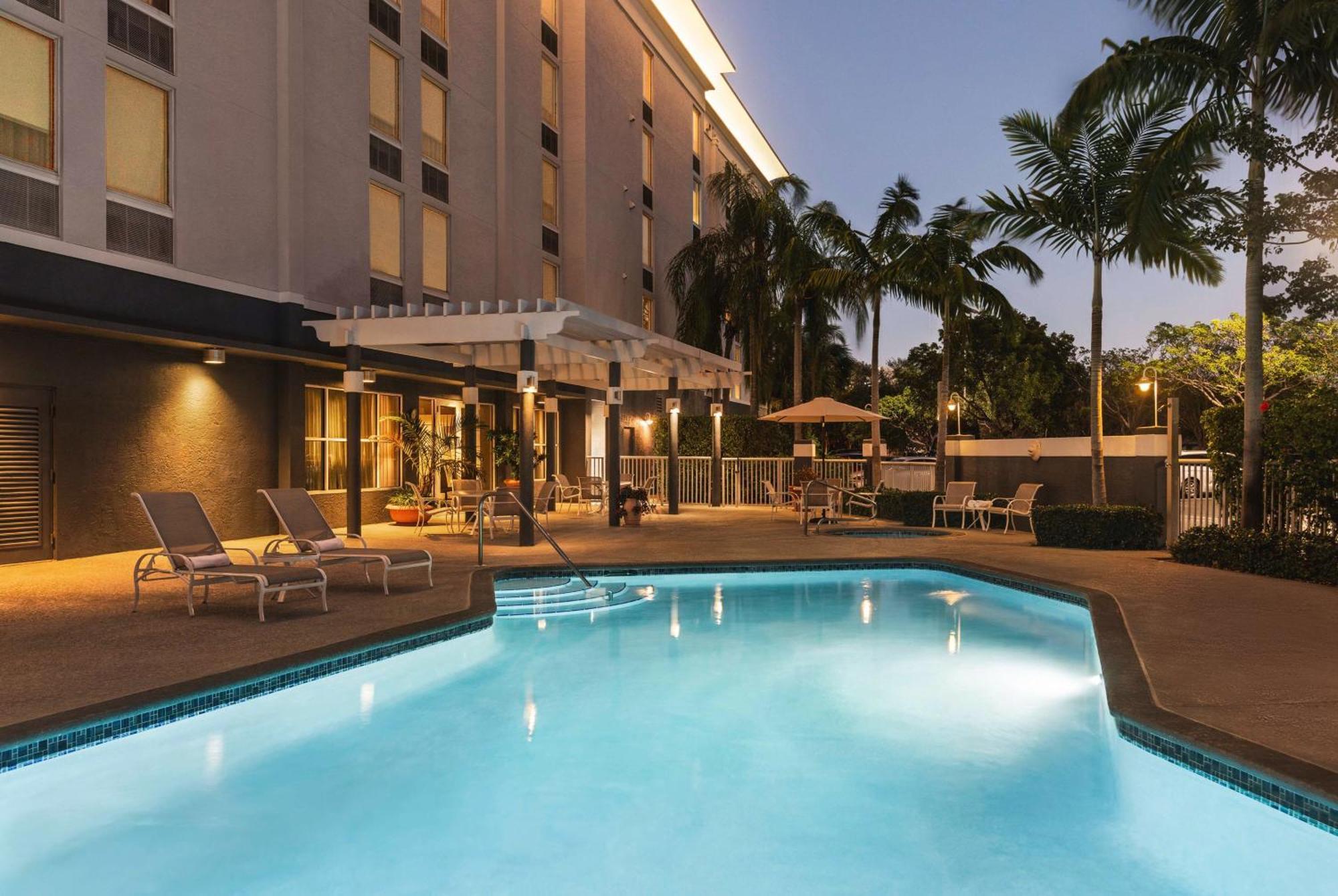 Hampton Inn Pembroke Pines Exterior photo