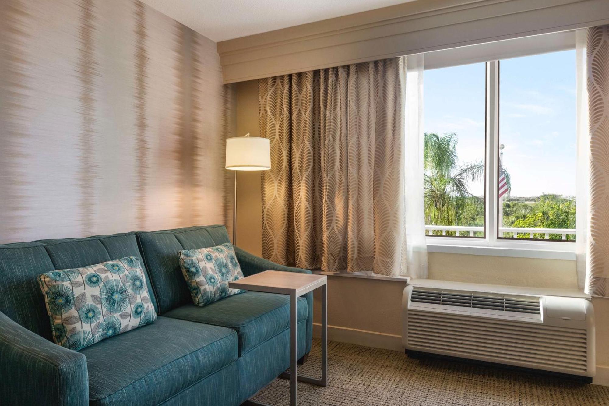 Hampton Inn Pembroke Pines Exterior photo
