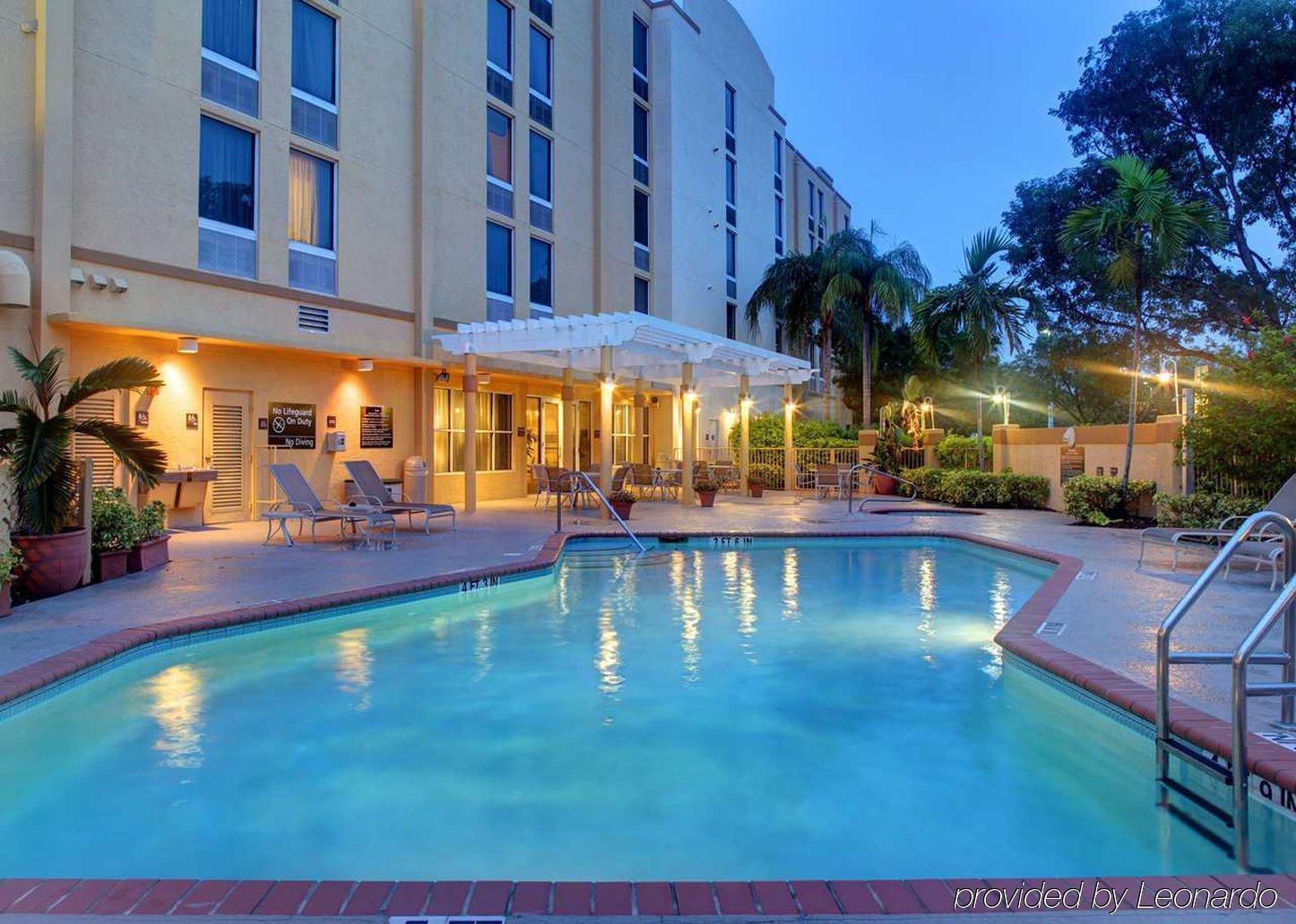 Hampton Inn Pembroke Pines Exterior photo