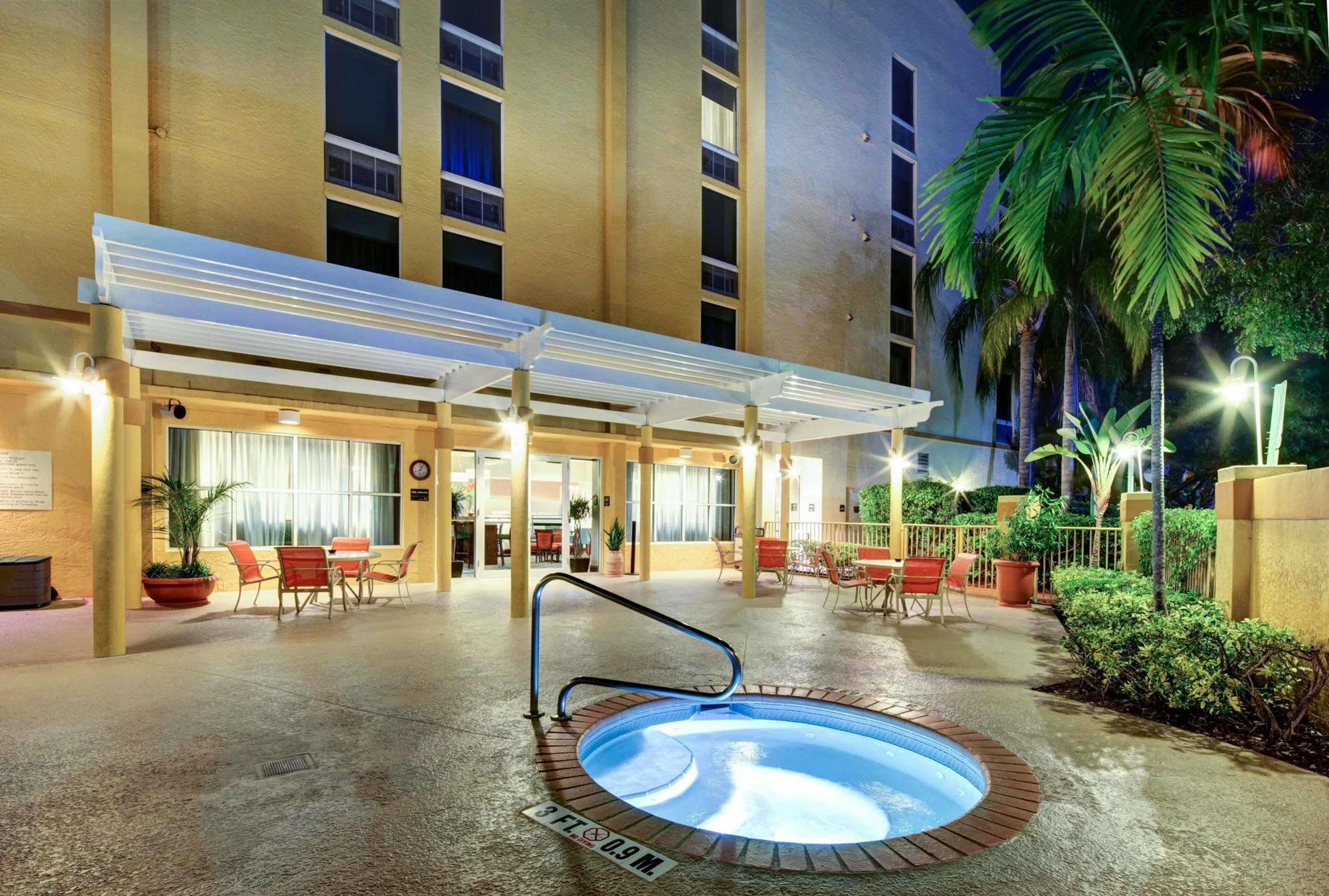 Hampton Inn Pembroke Pines Exterior photo